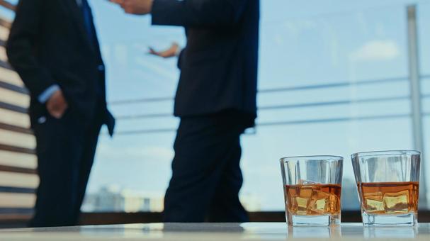 テーブルに置かれたグラス ウイスキーグラス,ウイスキー,テーブルの写真素材