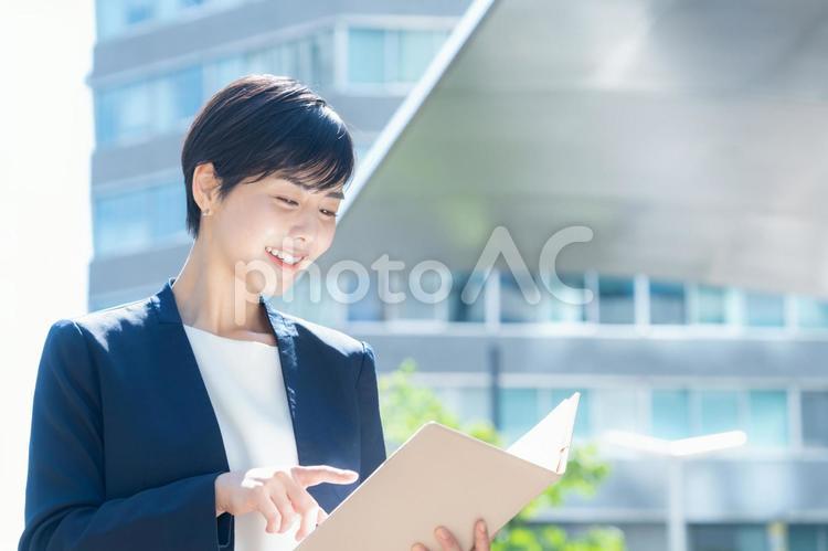 オフィス街で働く若いビジネスウーマン ビジネス,女性,ビジネスウーマンの写真素材