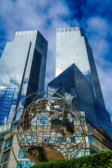 ビルと地球オブジェ 高層ビル,都市,ニューヨークの写真素材