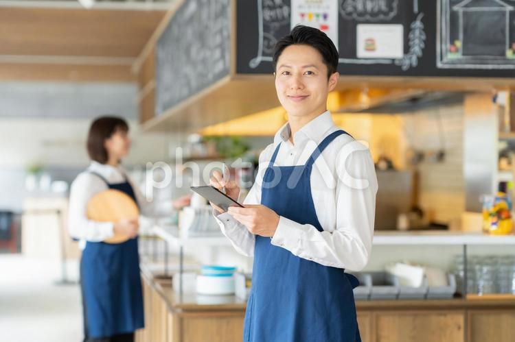 カフェで働く男性の店員 カフェ,店員,スタッフの写真素材