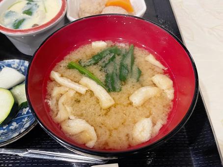 油あげが入ったみそ汁 油あげが入ったみそ汁 味噌汁,食べ物,汁物の写真素材