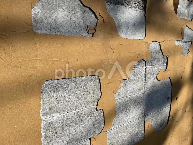 劣化して剥がれ落ちた外壁 剥がれ落ちた,劣化,古いの写真素材
