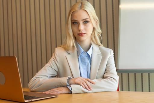 会議室にいるカメラ目線のビジネスウーマン ビジネスウーマン,ビジネス,女性の写真素材