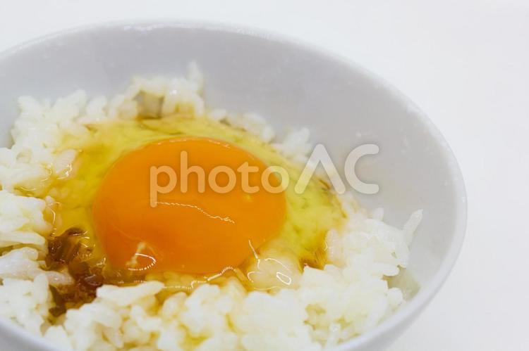 わさびポン酢をかけた卵かけご飯　右余白 わさびポン酢,卵かけご飯,ワサビの写真素材