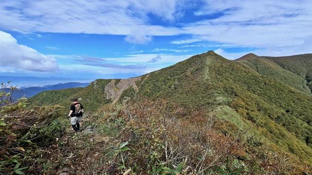 縦走路を歩く登山者 縦走路を歩く登山者 登山,縦走,登山者の写真素材