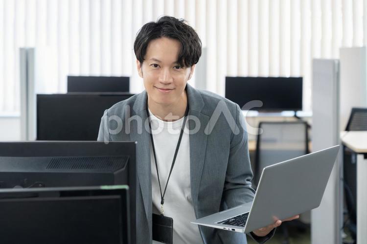 オフィスカジュアルの若い男性エンジニア ビジネス,オフィス,エンジニアの写真素材