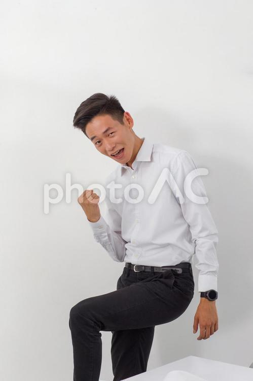 ポーズをとる男性 男性,ガッツポーズ,カメラ目線の写真素材