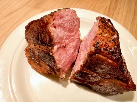 ポークの塊肉のステーキを切り分ける ポークの塊肉のステーキを切り分ける ポークステーキ,塊肉,豚肉の写真素材