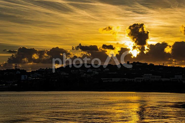 街の奥に沈みゆく幻想的な夕日 背景,たそがれ,夜の写真素材
