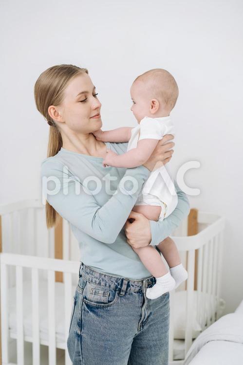 母の首元を触る縦抱きの赤ちゃん 女性,赤ちゃん,かわいいの写真素材