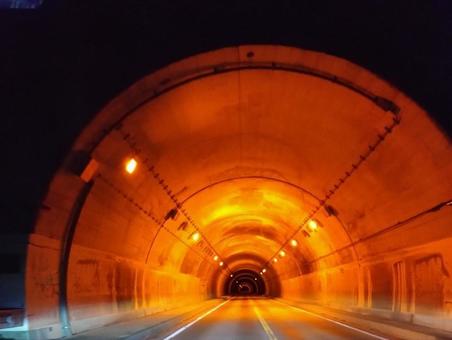 真夜中にひた走る 真夜中にひた走る ドライブ,トンネル,オレンジ灯の写真素材