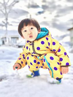 初雪 子ども,幼児,男の子の写真素材