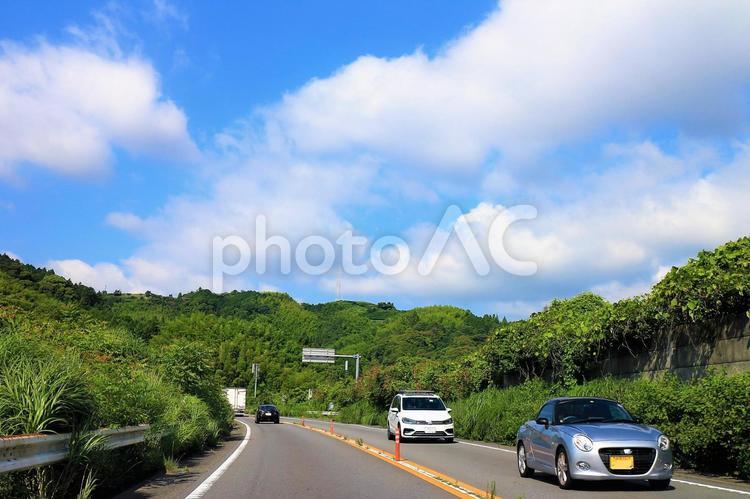 大空と緑の山と道路 空,道路,車の写真素材