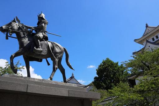 7月下旬の大垣城の天守と銅像 7月下旬の大垣城の天守と銅像の写真