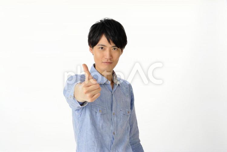サムズアップする就活生の男性7 就活生,男性,白バックの写真素材
