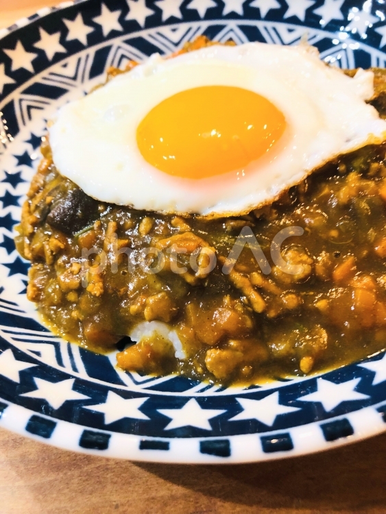キーマカレー目玉焼きのせ カレーライス,夏野菜,ひき肉の写真素材