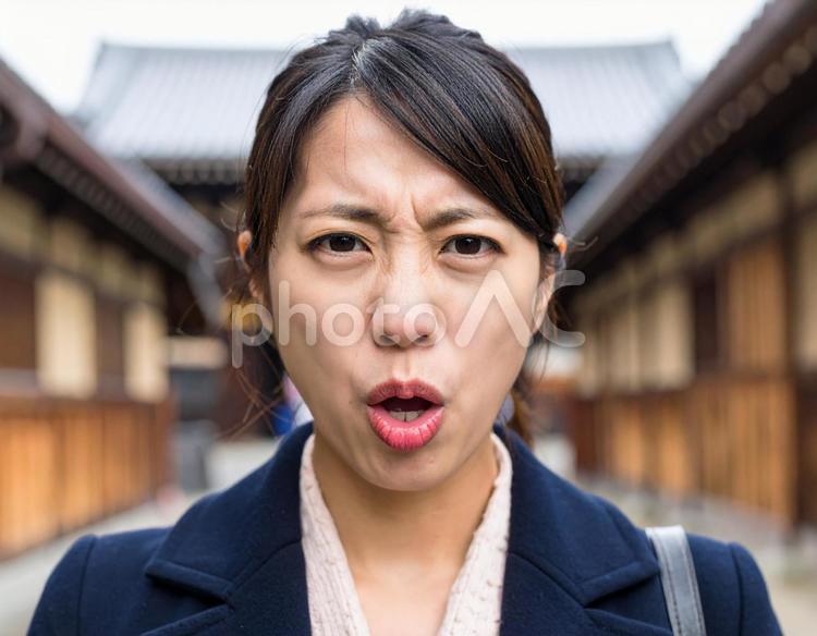 顔をしかめている女性 女性,呆れ顔,苦情の写真素材