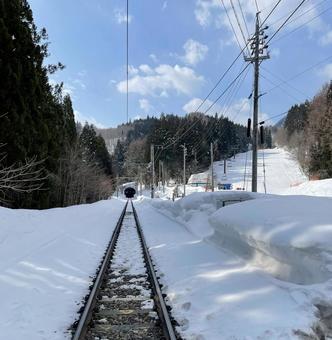 Winter scene of snow-covered railway tracks, JPG Winter scene of snow-covered railway tracks, JPG