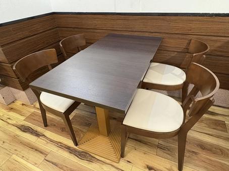 木製テーブルとチェアのセット 木製テーブルとチェアのセットの写真