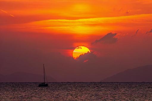 燃えるような夕日と海 燃えるような夕日と海 太陽,水平線,夕焼け空の写真素材