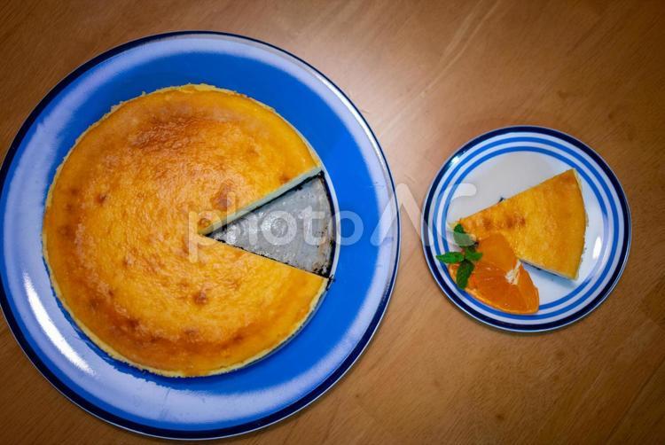 切り分けられたチーズケーキ チーズケーキ,ケーキ,デザートの写真素材
