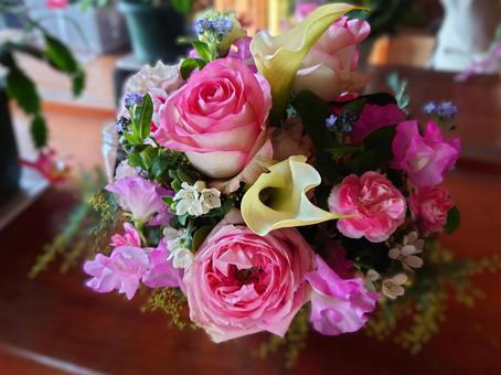 バラがメインのアレンジメントフラワー バラがメインのアレンジメントフラワー ピンク,花,フラワーの写真素材