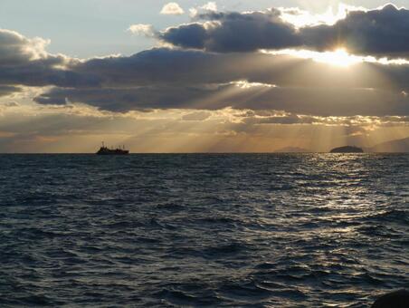 光へ 兵庫県,高砂市,高砂海浜公園の写真素材