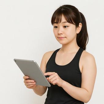 タブレットを使う女性 タブレットを使う女性の写真