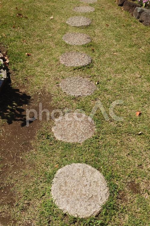庭に敷かれた丸い飛び石・踏み石 飛び石,丸石,庭の写真素材