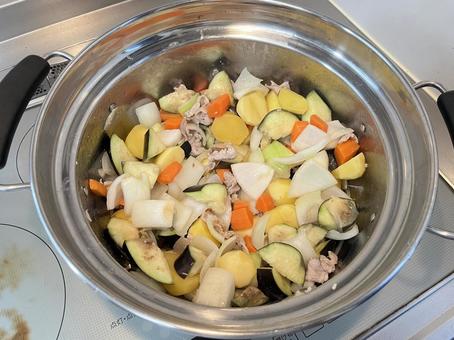 野菜たっぷりのカレーの具 野菜たっぷりのカレーの具 カレーライス,ジャガイモ,ニンジンの写真素材