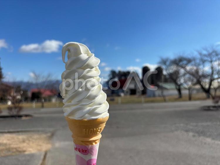 ソフトクリームと青空 ソフトクリーム,青空,旅行の写真素材