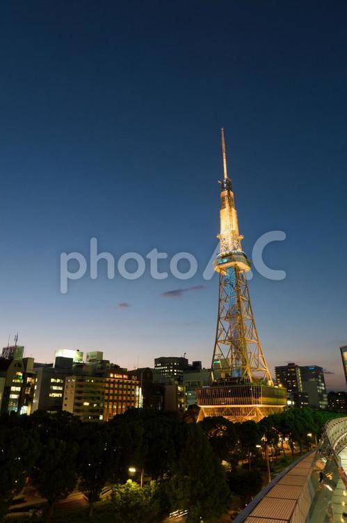 夕暮れの名古屋 オフィスビル,久屋大通公園,ビルの写真素材
