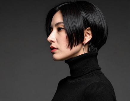 黒いタートルネックを着た女性モデル 黒いタートルネックを着た女性モデルの写真