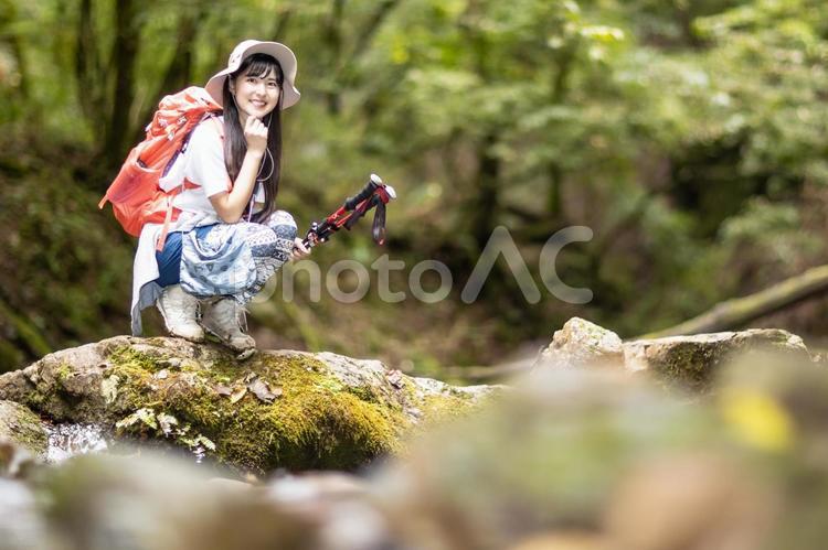 顎に手を置いてカメラ目線の女性 女性,しゃがむ,笑顔の写真素材