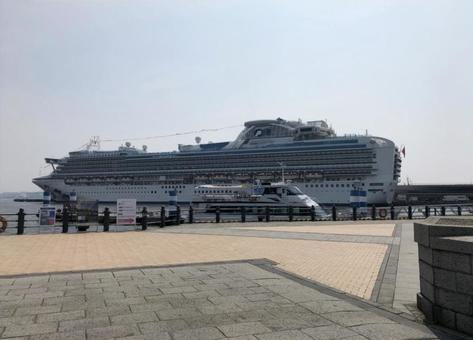 港に停泊する豪華客船 港に停泊する豪華客船の写真