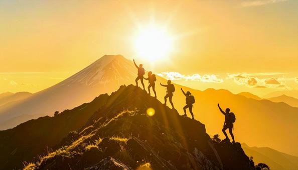 夏山で朝日に向かって手をあげる登山者 夏山で朝日に向かって手をあげる登山者の写真