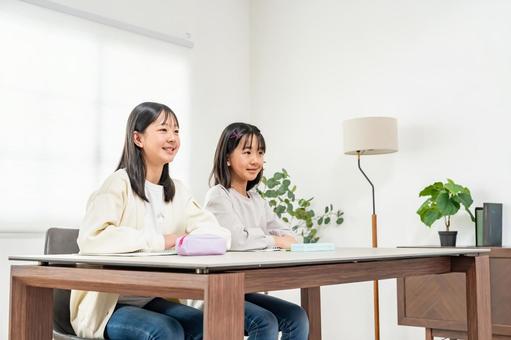 勉強をする女の子 勉強をする女の子 勉強,学習,生徒の写真素材