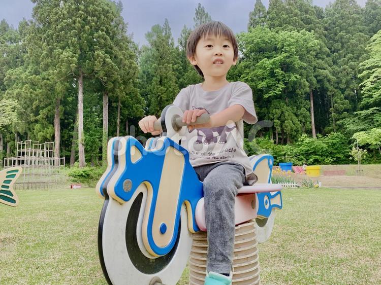 バイクの遊具 子供,男の子,公園の写真素材
