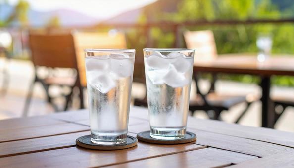 カフェテーブルのよく冷えた氷水二つ カフェテーブルのよく冷えた氷水二つの写真