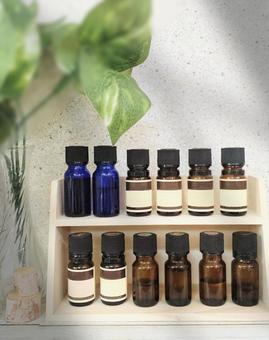 小棚に並べた精油ボトル 縦長 アロマ,アロマオイル,ボトルの写真素材