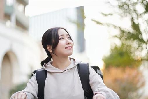 Asian female delivering food, lieferung, ein liefermitglied, lieferung, JPG