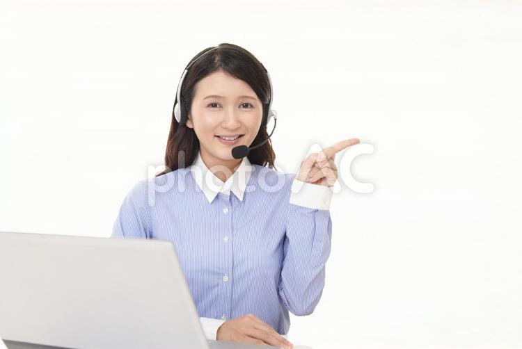 指さす笑顔のオペレーター 女性,ビジネス,仕事の写真素材