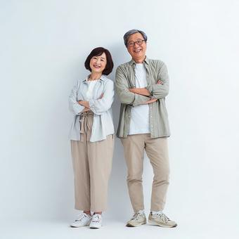 穏やかな笑顔のミドルエイジ夫婦 穏やかな笑顔のミドルエイジ夫婦の写真