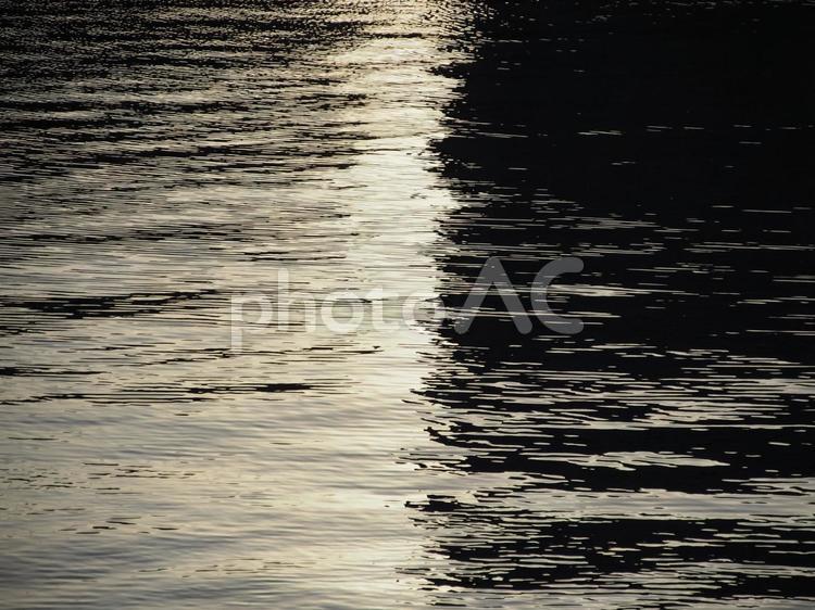 水面の模様 水面,模様,ゆらぎの写真素材