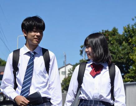 登下校中の高校生男女のイメージの写真