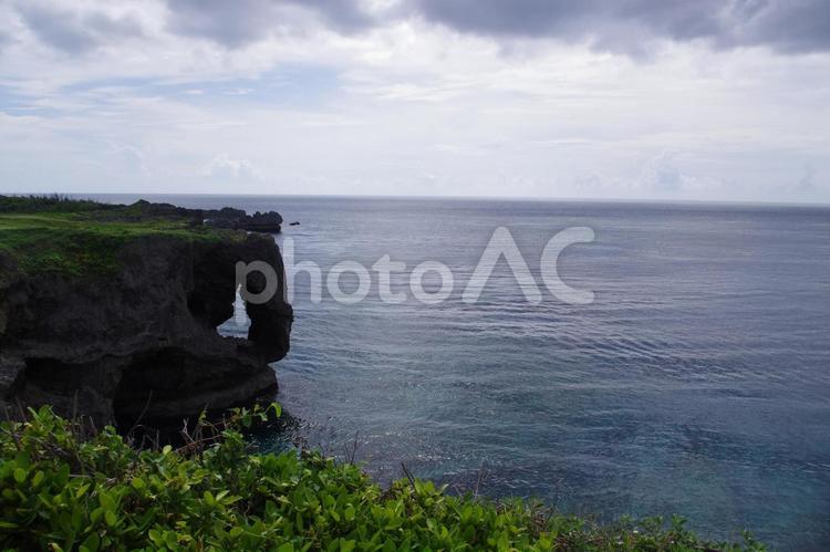 沖縄本島　万座毛の岬と海 万座毛,沖縄,沖縄本島の写真素材
