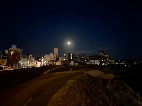 夜空と満月　福井県の足羽川 夜空,満月,福井県の写真素材