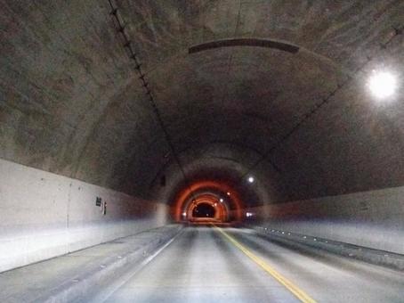 走り抜ける!真夜中のトンネル 走り抜ける!真夜中のトンネルの写真