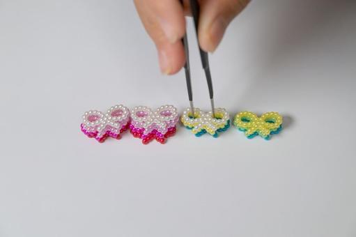 ビーズで作る可愛らしいリボン型アクセサリの写真