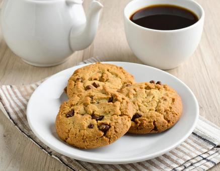 3枚のクッキーとコーヒー 3枚のクッキーとコーヒーの写真